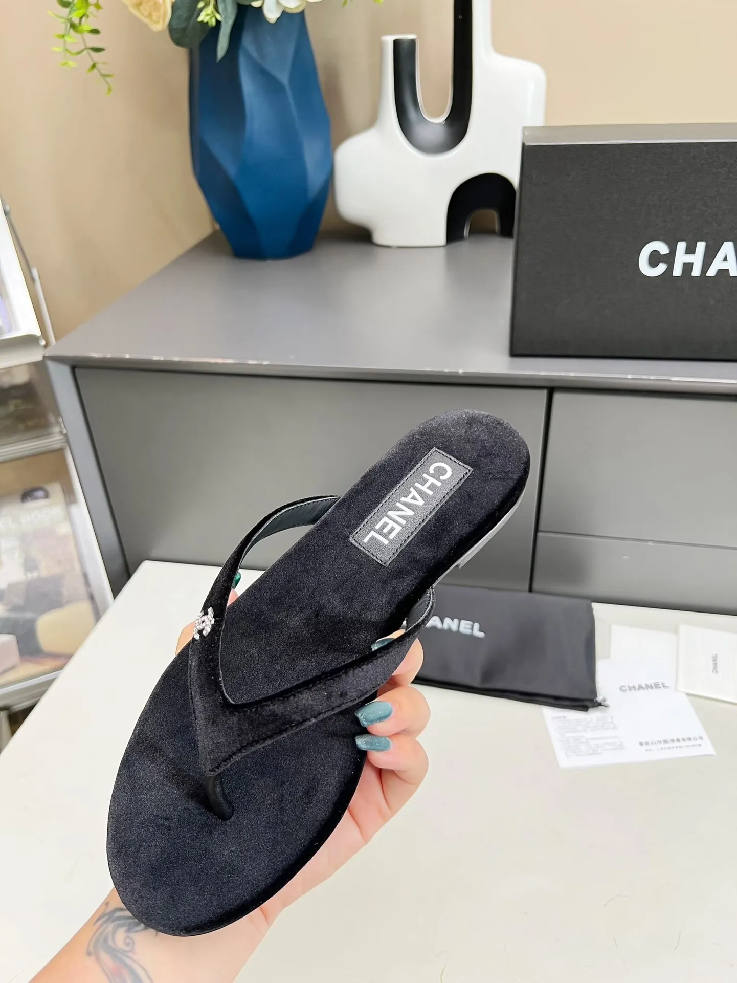 👟👟Ex-factory price 380👟👟 Chanel new spring and summer genuine leather outsole flip-flops✅ I was really moved by this shoe when I first saw it💓 I liked it at first sight [surprised], 😊 and it has Chanel’s classic diamond logo💎 Fabric: imported cowhide 🐂 Denim, velvet Lining: cow lining Color: black Code number: 35-41 (41 can be customized and non-returnable) Outsole: Made of genuine leather outsole Packaging: with card, cloth bag